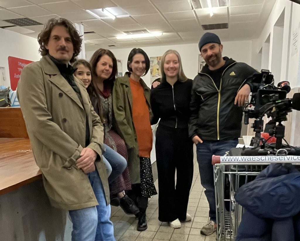 Die Schauspieler Christoph Gérard Stein, Greta Josephine B., Katja Hufgard, Susanne Fey, Regieassistentin Melissa Husanova und Regisseur Caspar Arnhold Foto: Edda Rössler