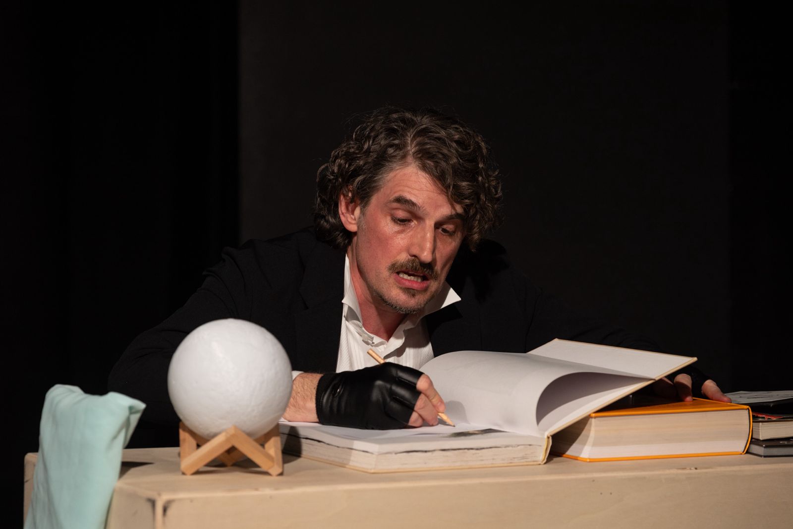 Du betrachtest gerade Frankfurter Rundschau berichtet Gier, Rausch, Follower: Goethes „Faust 1“ überzeugt im Frankfurter Kulturhaus