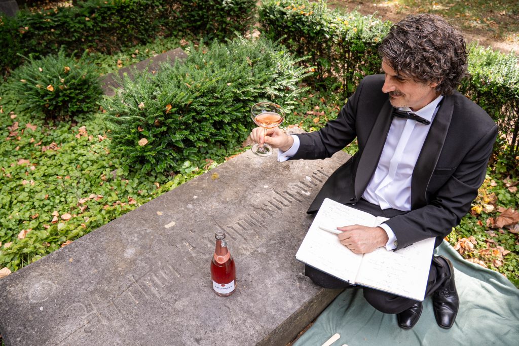 Anstoßen auf und mit Schopenhauer. Foto: Melina Johannsen