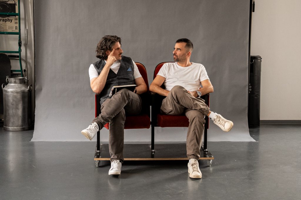 Caspar Arnhold und Christoph auf alten Kinosesseln. Foto: Melina Johannsen